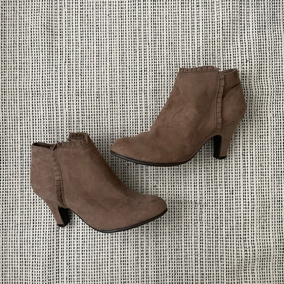 Aerosoles Heelrest Ruffle Ankle Boots - Picture 1 of 4